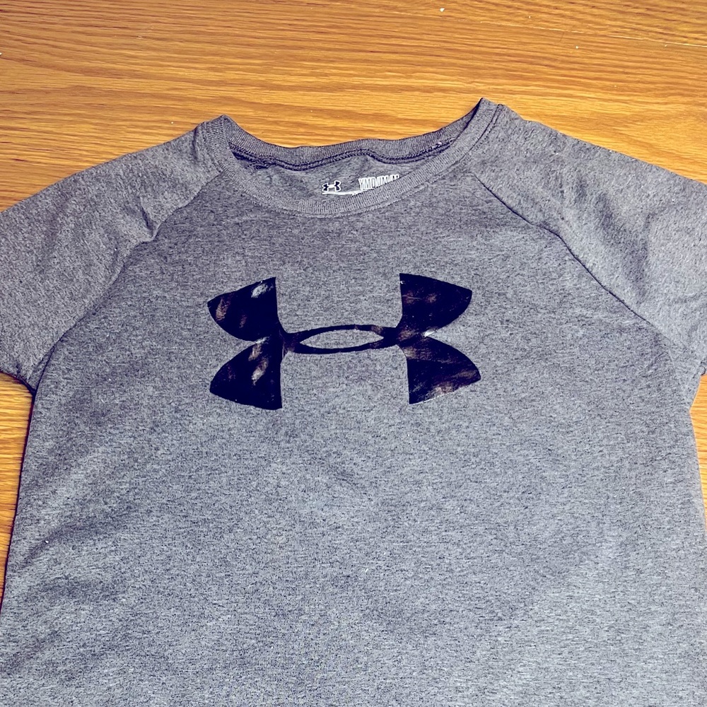 Gray under armor shirt